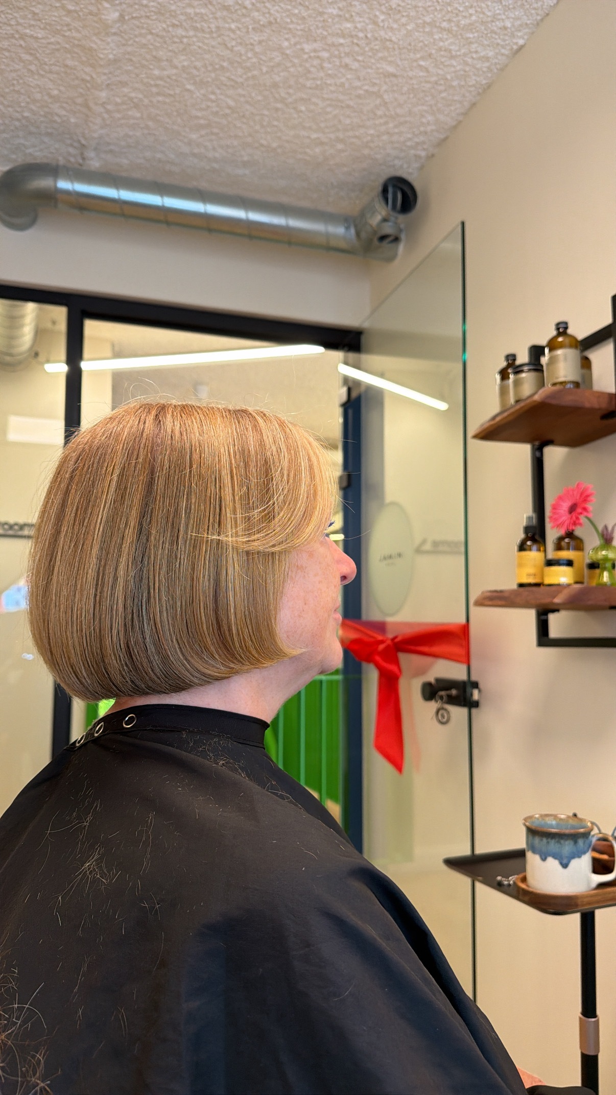 Blonde bob op kaaklengte, van opzij